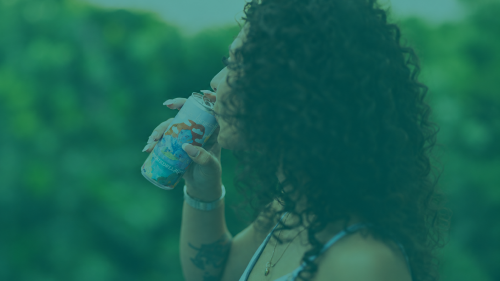 Ragazza con il vino bianco in lattina